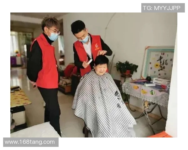 足球明星用手比爱心传递温暖与希望的感人瞬间