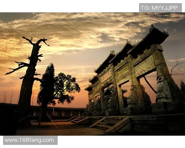 马奎斯与足球明星亲密合影展现运动精神与友谊的完美结合